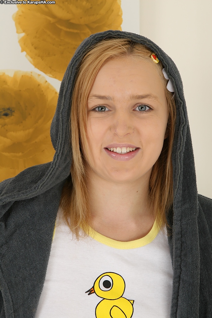 amanda-gets-home-from-school-and-gets-naked-19