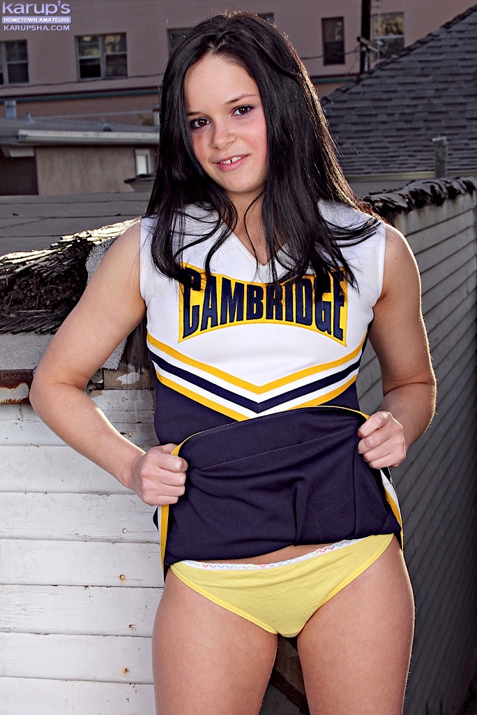 cheerleader-jenna-ross-gets-naked-on-the-rooftop-2