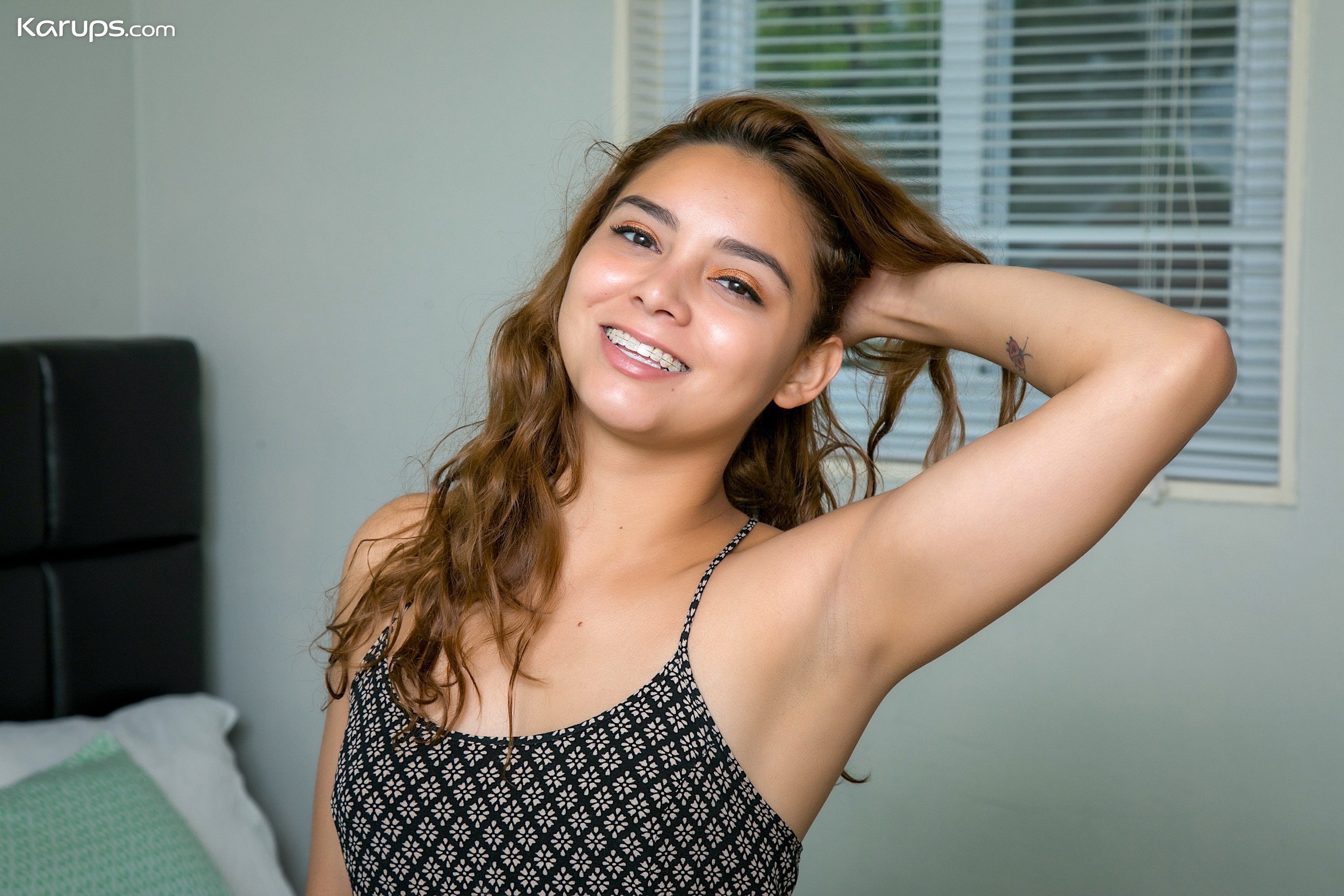 latin-teen-desiree-martinez-masturbates-with-magic-wand-02
